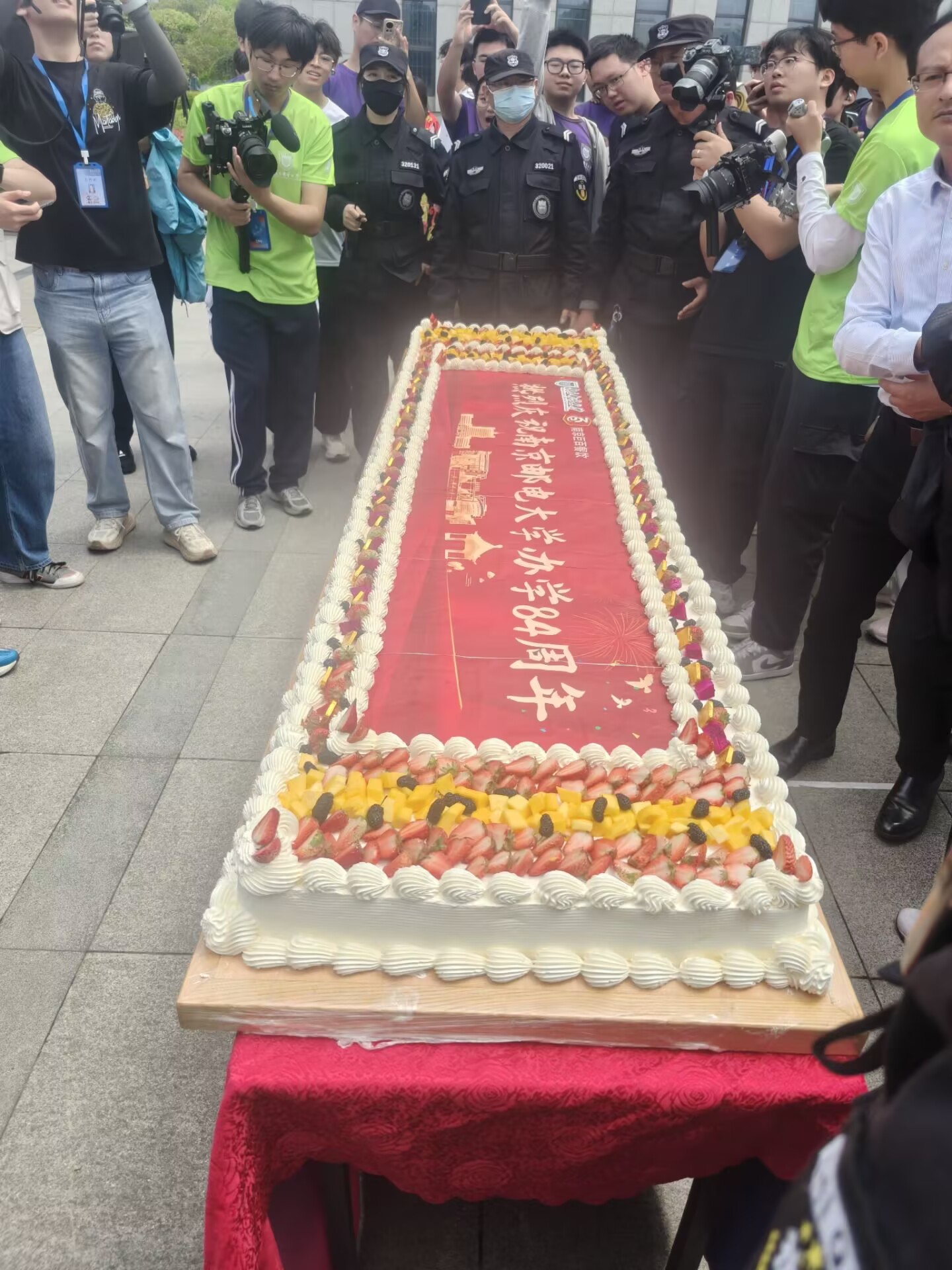 南京邮电大学办学八十四周年庆祝蛋糕与现场师生