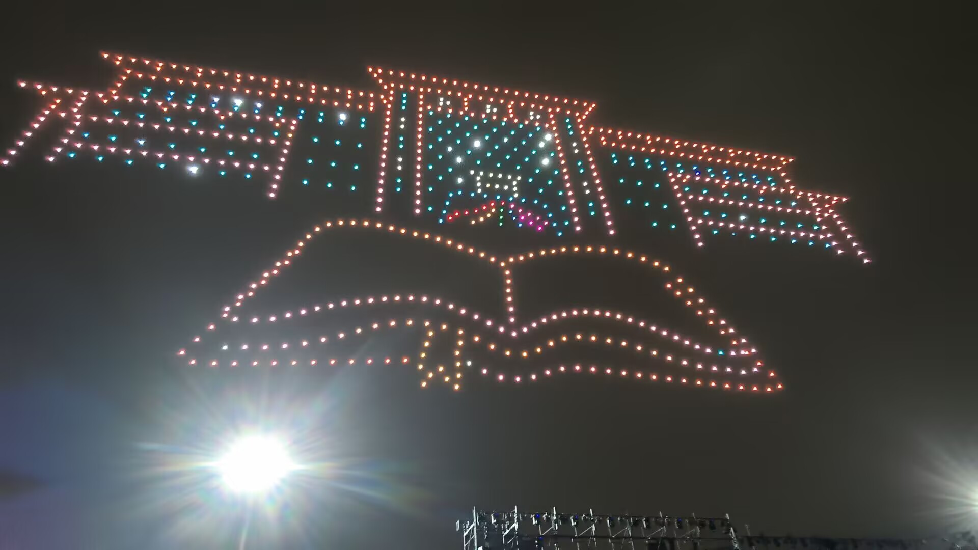 无人机灯光在夜空中组成展翼图案
